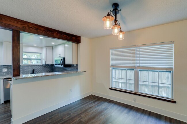 Building Photo - 1226 E Gore St