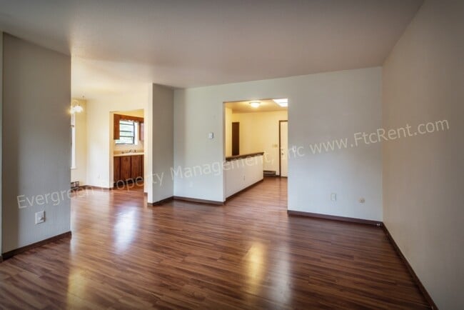 Building Photo - 904-906 Camelot Ct.