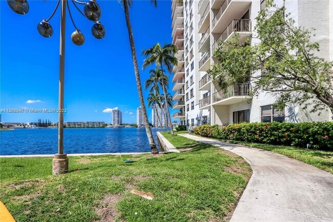 Foto del edificio - 18151 NE 31st Ct