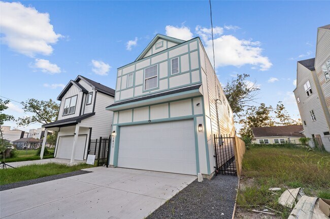Building Photo - 1411 Bayou St