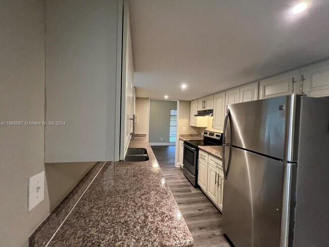 Foto del edificio - 7801 NW 67th Ave