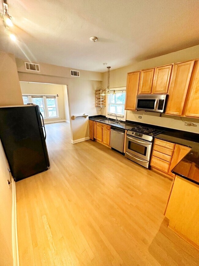 Foto del edificio - 2225 W Oakdale Ave