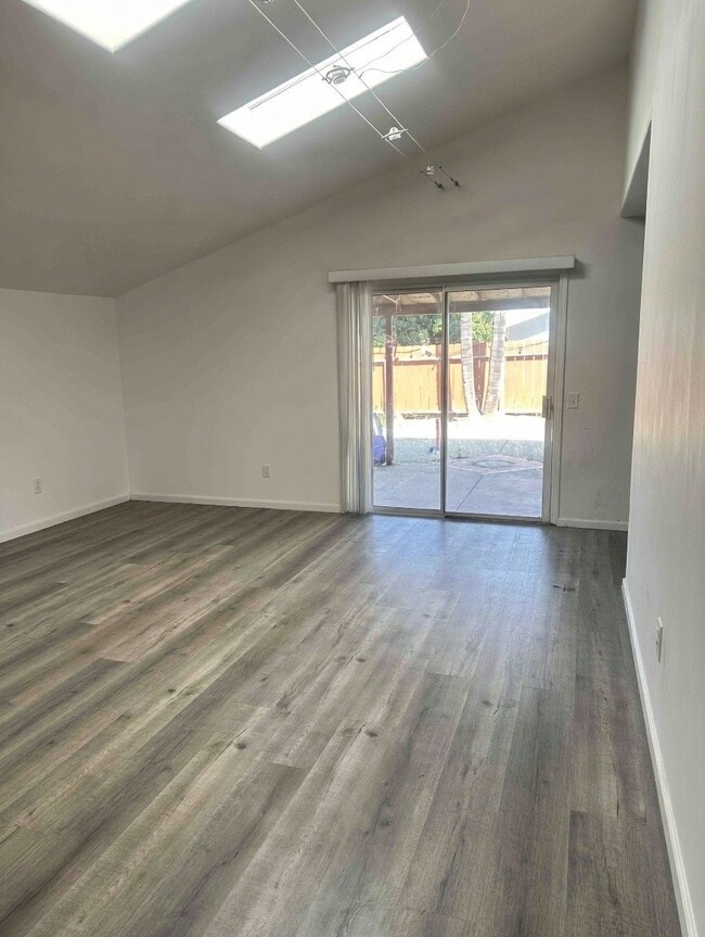 Building Photo - 583 Charlotte Dr