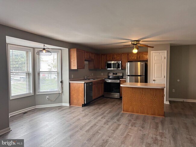 Building Photo - 206 N Railroad Ave