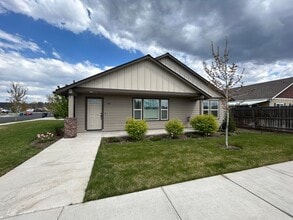 Building Photo - 996 NW Oak Ave