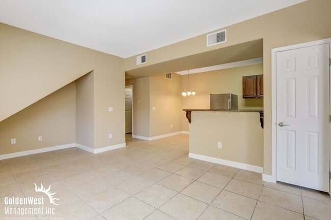 Building Photo - Stunning 2Bdm 2Ba Condo in a Lovely Gated ...