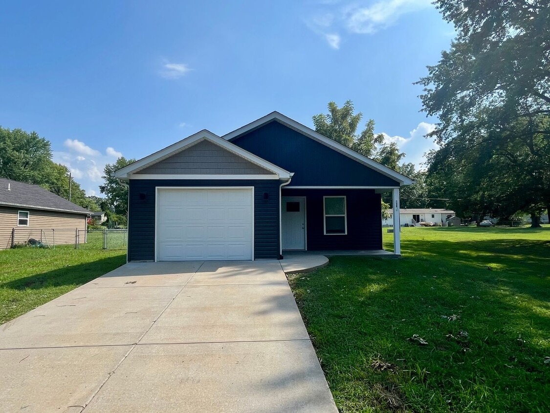 Foto principal - 3 Bed | 2 Bath | 1 Car Garage