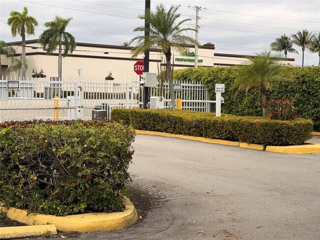 Building Photo - 1800 SW 81st Ave