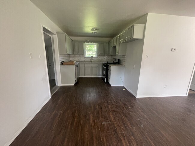 Building Photo - 202 Briarwood