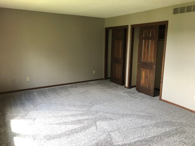 Master bedroom with plenty of cabinet space - 7510 Bridgewater Dr