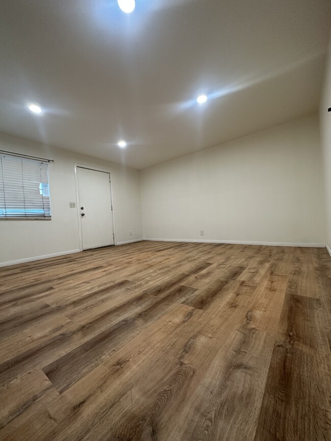 Building Photo - 5884 Estelle St