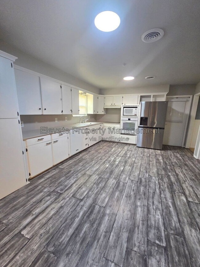 Building Photo - 4820 Del Crest Dr