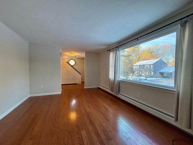 Foto del edificio - Available Now | 3 Bed, 1.5 Bath Single-Family Home in Westford, MA | Updated Kitchen, Finished Ba...