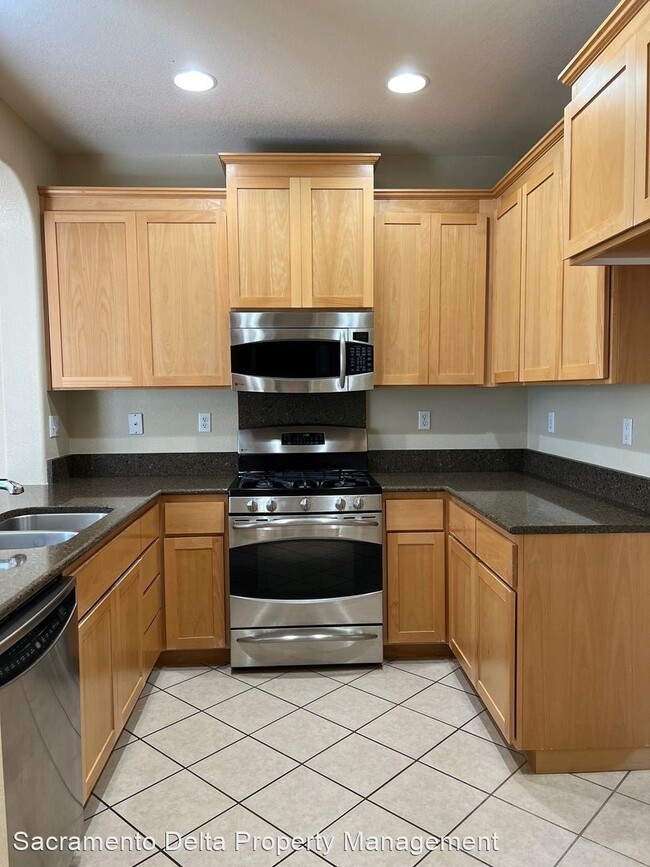Building Photo - 3 br, 2.5 bath House - 11071 International...