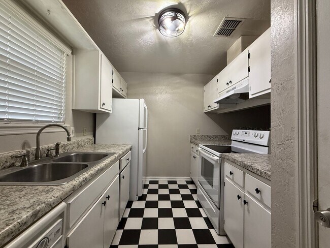 Foto del edificio - Brewster Estates unit avail NOW!!!