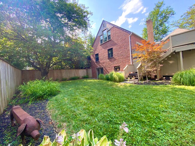 Patio trasero privado cercado - 4612 Harling Ln