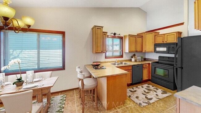 Foto del edificio - BEAUTIFUL 4 BD, 2 BA TOWNHOME WITH A FULLY EQUIPED KITCHEN, VAULTED CEILINGS, FIREPLACE, ATTACHED...