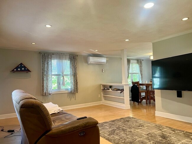 Building Photo - 24 Lily St