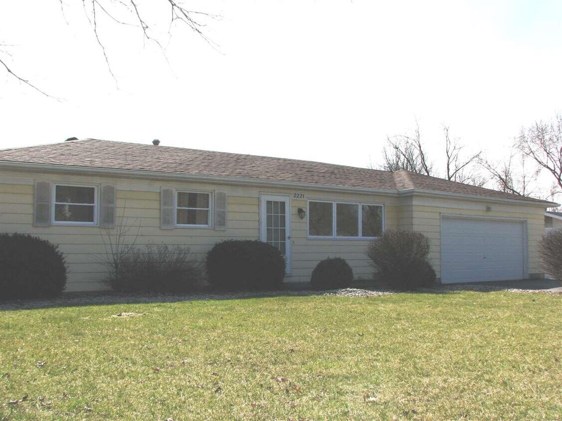2221 Graham Dr, Fort Wayne, IN 46818 House Rental in Fort Wayne, IN