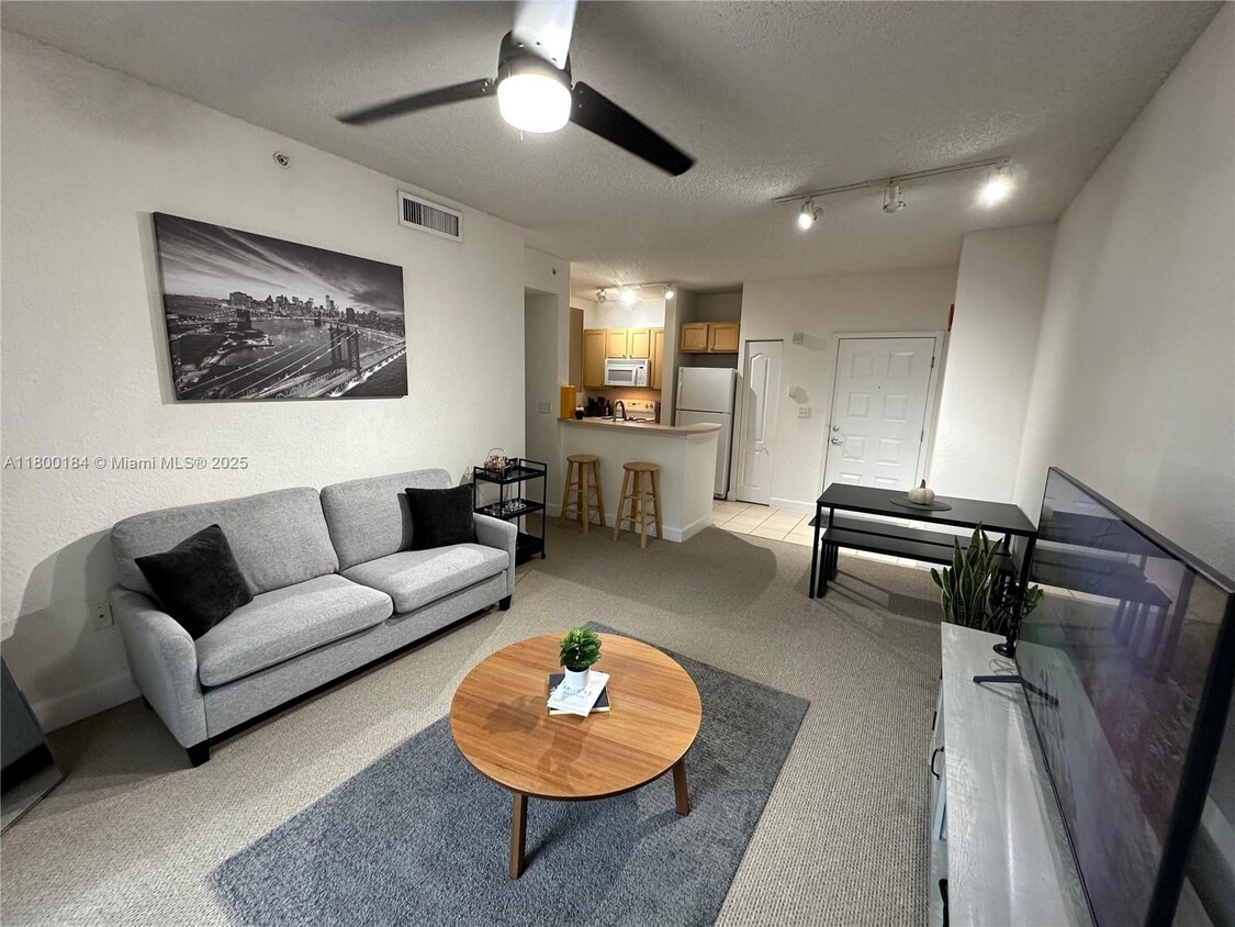 Foto principal - 6001 SW 70th St