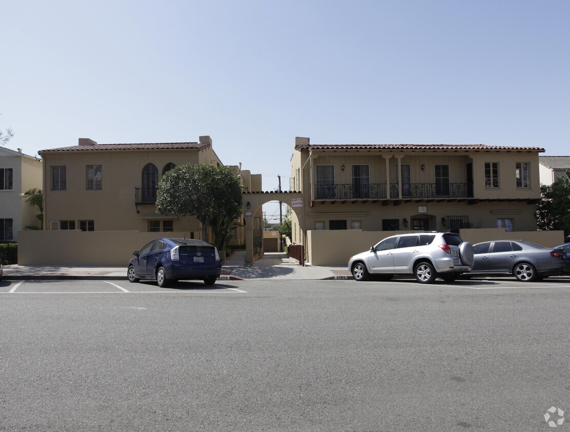 Foto del edificio - 8258-8262 W Norton Ave