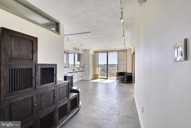 Foto del edificio - 7420 Westlake Terrace