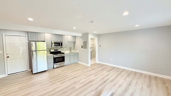 Building Photo - 2807 N McVicker Ave
