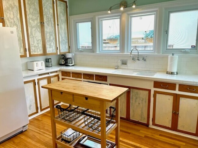 Foto del edificio - Fully Furnished Tranquil Downtown Home - Available Now!