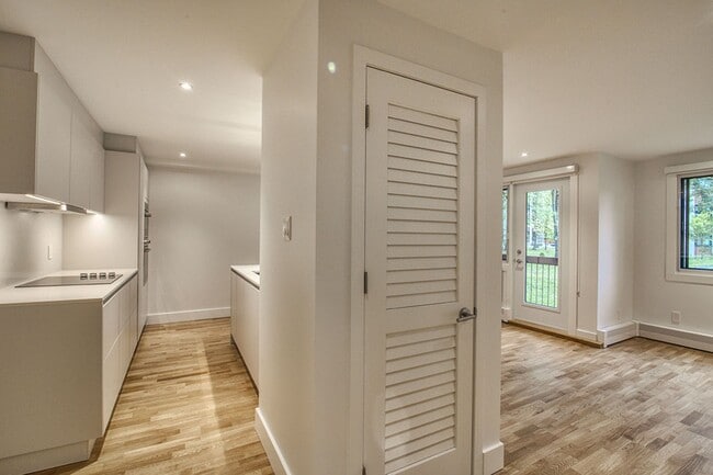 Photo du bâtiment - 1525 Av. Victoria