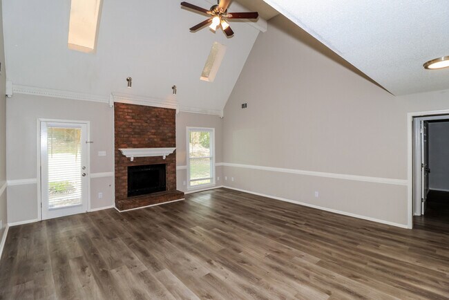 Foto del edificio - Spacious 4-Bedroom Cordova Home