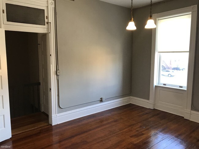 Building Photo - 2 br, 1 bath Apartment - Melroys Apartment