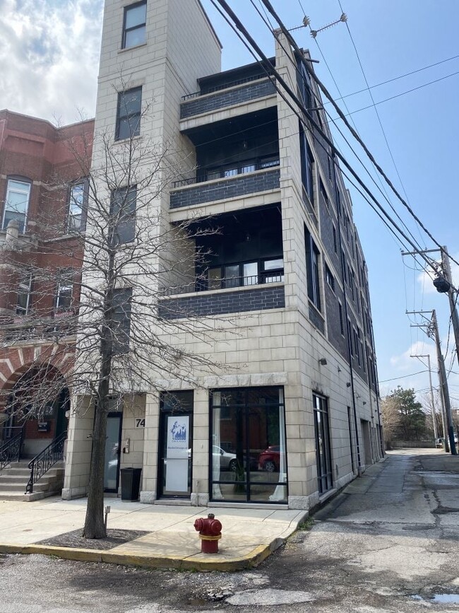 Building Photo - 744 N May St