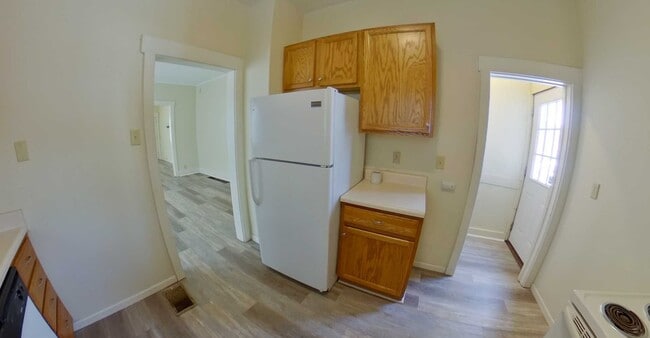 Building Photo - 3D Tour Available - ONLY 2 Blocks to Campu...