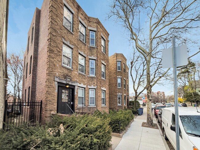 Foto del edificio - 595 Centre St