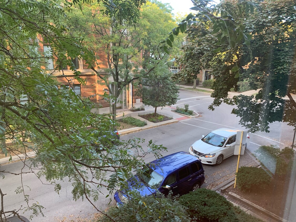 Primary Photo - 1039 W Barry Ave