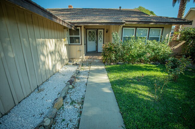 Front - 8350 Gladbeck Ave