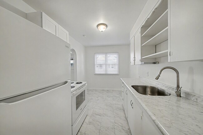 Building Photo - 620 Strong St