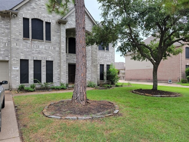 Building Photo - 3715 Pinehurst Dr
