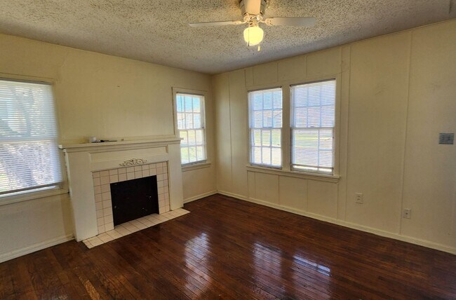 Foto del edificio - 2 bed 1 bath with laundry room