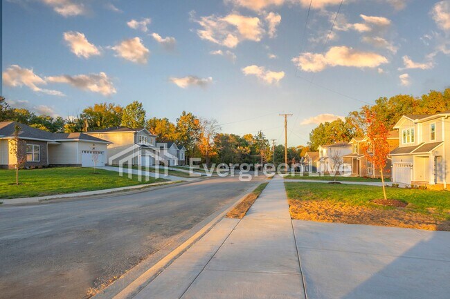 Building Photo - 244 Greenwood Dr