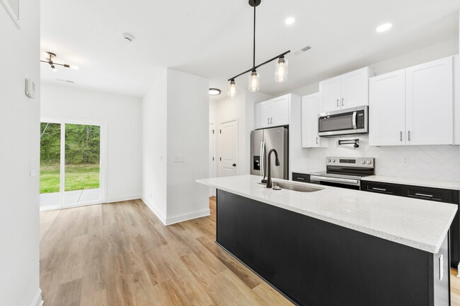 Building Photo - 2043 Greenoak Dr