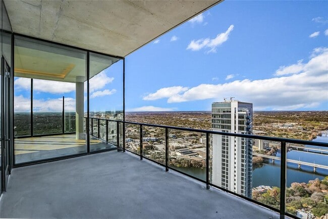 Building Photo - 610 Davis St