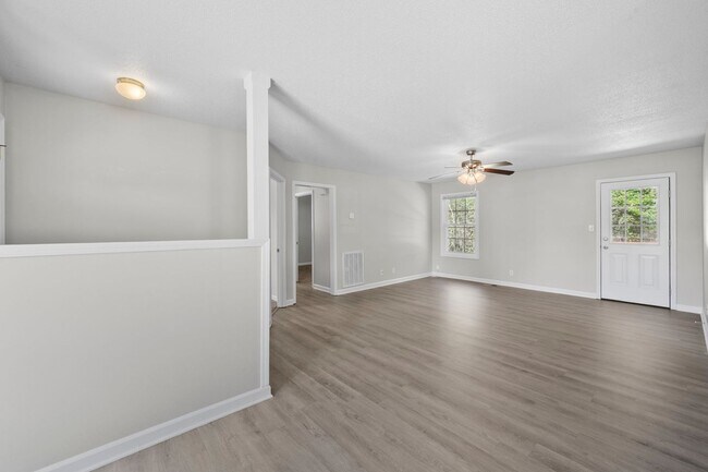 Foto del edificio - Cozy Charm Meets Modern Touches in Oak Grove