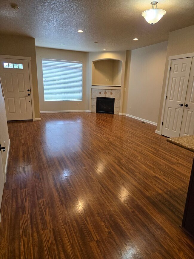 Foto del edificio - Excellent Condition & plenty of storage! Three levels + Attic Storage