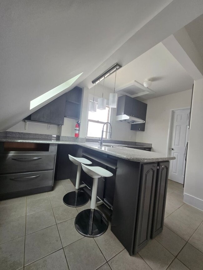 Building Photo - Upstairs 2bd/1ba Near Lake Merritt – $1,800