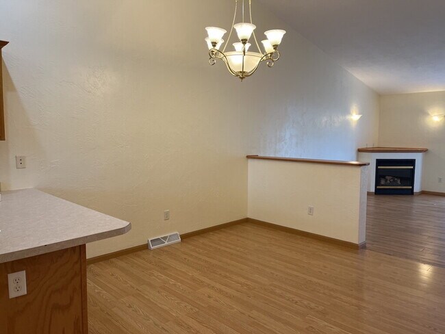 Foto del edificio - "Spacious 3-Bedroom Side by Side Duplex in...