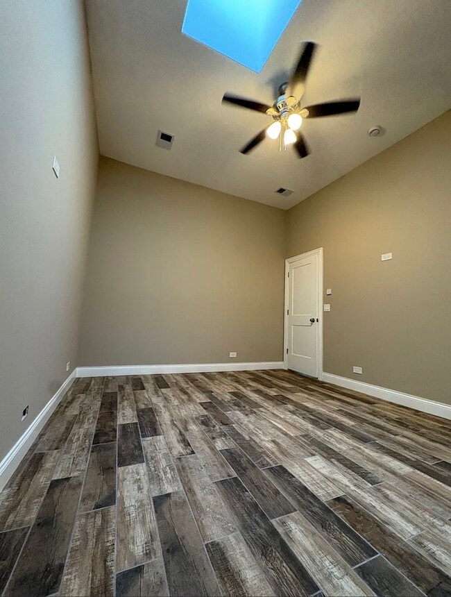 Building Photo - 3301 W Evergreen Ave