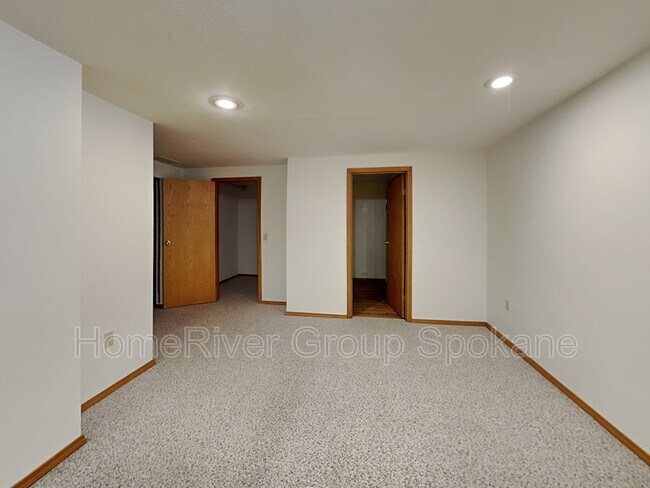 Building Photo - 1024 E Brierwood Ct