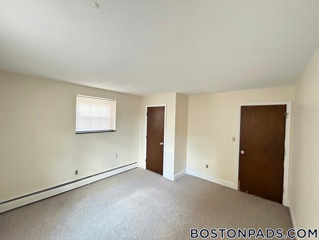 Foto del edificio - 8 Brattle Dr