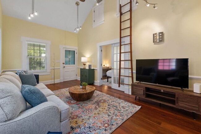 Building Photo - 72 Abbott St